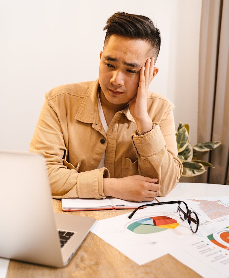 Frustrated Man, hombre frustrado frente al computador